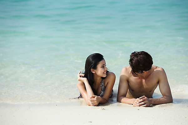 포토 JPG 주간 외국인 해외기획촬영 커플 계절 여자 남자 수영복 행복 여유 모래 엎드리기 바다 2013년태국 여행 포즈 휴가 휴식 함께함 사랑 미소 웃음 사람 동양인 상반신 20대 성인 해변 야외 두명 앞모습 여름 여름휴가 바캉스 비키니 모래사장 마주보기 청년만 성인만 국내포토 자연요소 옷 감정 뷰포인트 컨셉 관계 모션 표정 인종 청년 파일형식 여름_계절