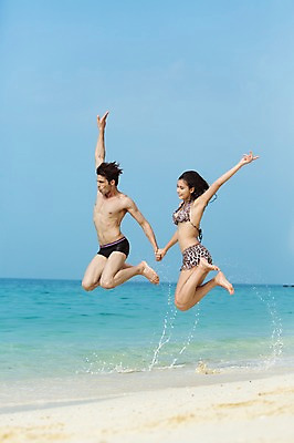 포토 JPG 주간 전신 외국인 해외기획촬영 커플 계절 여자 남자 수영복 행복 여유 모래 바다 2013년태국 여행 포즈 모션 하늘 휴가 휴식 함께함 사랑 미소 웃음 사람 동양인 20대 성인 해변 야외 두명 여름 여름휴가 바캉스 비키니 모래사장 달리기 손들기 손잡기 점프 청년만 성인만 국내포토 자연요소 옷 감정 컨셉 관계 표정 인종 청년 파일형식 여름_계절