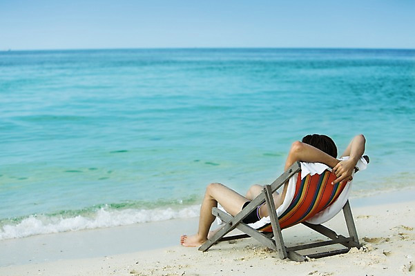 포토 JPG 주간 전신 외국인 해외기획촬영 계절 남자 모래 바다 2013년태국 포즈 휴가 휴식 한명 사람 앉기 동양인 20대 성인 해변 야외 여름 여름휴가 바캉스 모래사장 선베드 청년만 청년남자만 청년남자한명만 성인남자한명만 국내포토 자연요소 1 컨셉 의자 모션 인종 청년 남자만 남자한명만 성인남자만 성인만 파일형식 여름_계절