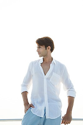 포토 JPG 주간 외국인 해외기획촬영 계절 남자 2013년태국 여행 포즈 요트 난간 모션 휴가 휴식 한명 사람 동양인 상반신 20대 성인 야외 앞모습 여름 여름휴가 바캉스 주머니손 선박 청년만 청년남자만 청년남자한명만 성인남자한명만 국내포토 자연요소 1 뷰포인트 컨셉 수상교통 배_교통 인종 청년 남자만 남자한명만 성인남자만 성인만 파일형식 여름_계절