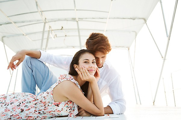 포토 JPG 주간 외국인 해외기획촬영 커플 계절 여자 남자 행복 여유 엎드리기 2013년태국 여행 포즈 요트 휴가 휴식 함께함 사랑 미소 웃음 사람 동양인 상반신 20대 성인 야외 두명 옆모습 여름 여름휴가 바캉스 눕기 턱괴기 선박 청년만 성인만 국내포토 자연요소 감정 뷰포인트 컨셉 수상교통 배_교통 관계 모션 표정 인종 청년 파일형식 여름_계절