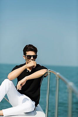 포토 JPG 주간 외국인 해외기획촬영 계절 남자 바다 2013년태국 여행 포즈 요트 난간 모션 하늘 휴가 휴식 한명 사람 앉기 동양인 상반신 20대 성인 해변 야외 앞모습 아웃포커스 여름 여름휴가 바캉스 선글라스 선박 청년만 청년남자만 청년남자한명만 성인남자한명만 국내포토 자연요소 1 안경 뷰포인트 컨셉 수상교통 배_교통 촬영기법 인종 청년 남자만 남자한명만 성인남자만 성인만 파일형식 여름_계절