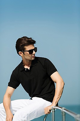 포토 JPG 주간 외국인 해외기획촬영 계절 남자 바다 2013년태국 여행 포즈 요트 난간 모션 하늘 휴가 휴식 한명 사람 앉기 동양인 상반신 20대 성인 해변 야외 아웃포커스 여름 여름휴가 바캉스 선글라스 선박 청년만 청년남자만 청년남자한명만 성인남자한명만 국내포토 자연요소 1 안경 컨셉 수상교통 배_교통 촬영기법 인종 청년 남자만 남자한명만 성인남자만 성인만 파일형식 여름_계절