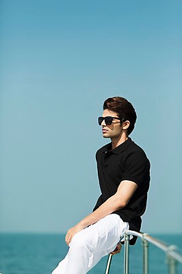 포토 JPG 주간 외국인 해외기획촬영 계절 남자 바다 2013년태국 여행 포즈 요트 난간 모션 하늘 휴가 휴식 한명 사람 앉기 동양인 상반신 20대 성인 해변 야외 옆모습 아웃포커스 여름 여름휴가 바캉스 선글라스 선박 청년만 청년남자만 청년남자한명만 성인남자한명만 국내포토 자연요소 1 안경 뷰포인트 컨셉 수상교통 배_교통 촬영기법 인종 청년 남자만 남자한명만 성인남자만 성인만 파일형식 여름_계절