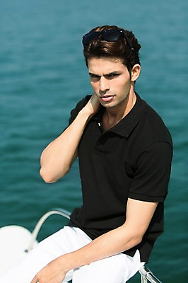 포토 JPG 주간 외국인 해외기획촬영 계절 남자 바다 2013년태국 여행 포즈 요트 난간 모션 휴가 휴식 한명 사람 앉기 동양인 상반신 20대 성인 해변 야외 아웃포커스 여름 여름휴가 바캉스 선글라스 선박 청년만 청년남자만 청년남자한명만 성인남자한명만 국내포토 자연요소 1 안경 컨셉 수상교통 배_교통 촬영기법 인종 청년 남자만 남자한명만 성인남자만 성인만 파일형식 여름_계절