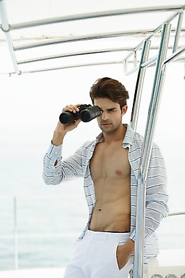 포토 JPG 주간 외국인 해외기획촬영 계절 남자 2013년태국 여행 요트 휴가 휴식 한명 들기 사람 앉기 동양인 상반신 20대 성인 야외 여름 여름휴가 바캉스 쌍안경 망원경 관찰 관측 주머니손 선박 청년만 청년남자만 청년남자한명만 성인남자한명만 국내포토 자연요소 1 컨셉 수상교통 배_교통 모션 인종 청년 남자만 남자한명만 성인남자만 성인만 파일형식 여름_계절