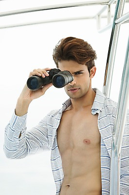 포토 JPG 주간 외국인 해외기획촬영 계절 남자 2013년태국 여행 요트 휴가 휴식 한명 들기 사람 동양인 상반신 20대 성인 야외 여름 여름휴가 바캉스 쌍안경 망원경 관찰 관측 선박 청년만 청년남자만 청년남자한명만 성인남자한명만 국내포토 자연요소 1 컨셉 수상교통 배_교통 모션 인종 청년 남자만 남자한명만 성인남자만 성인만 파일형식 여름_계절