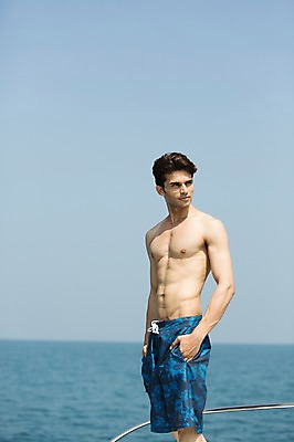 포토 JPG 주간 외국인 해외기획촬영 계절 남자 수영복 바다 2013년태국 여행 포즈 요트 난간 모션 하늘 휴가 휴식 한명 서기 사람 동양인 상반신 20대 성인 해변 야외 아웃포커스 여름 여름휴가 바캉스 주머니손 선박 청년만 청년남자만 청년남자한명만 성인남자한명만 국내포토 자연요소 1 옷 컨셉 수상교통 배_교통 촬영기법 인종 청년 남자만 남자한명만 성인남자만 성인만 파일형식 여름_계절