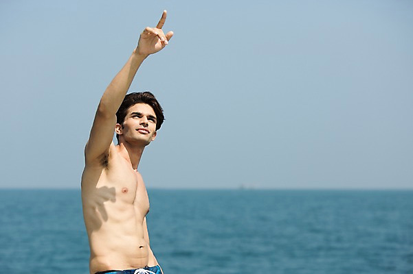 포토 JPG 주간 외국인 해외기획촬영 계절 남자 수영복 바다 2013년태국 여행 포즈 요트 모션 하늘 휴가 휴식 한명 미소 웃음 사람 동양인 손짓 상반신 20대 성인 해변 야외 아웃포커스 여름 여름휴가 바캉스 가리킴 청년만 청년남자만 청년남자한명만 성인남자한명만 국내포토 자연요소 1 옷 컨셉 배_교통 촬영기법 표정 인종 청년 남자만 남자한명만 성인남자만 성인만 파일형식 여름_계절