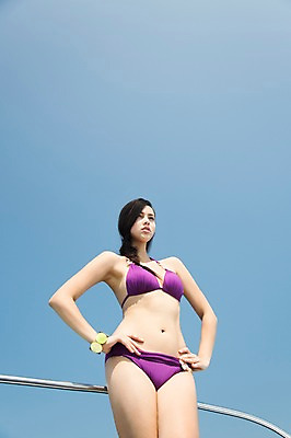 포토 JPG 주간 외국인 해외기획촬영 계절 여자 수영복 2013년태국 로우앵글 여행 허리손 포즈 요트 난간 팔찌 하늘 휴가 휴식 한명 서기 사람 동양인 상반신 20대 성인 야외 여름 여름휴가 바캉스 비키니 선박 청년만 청년여자만 청년여자한명만 성인여자한명만 국내포토 자연요소 1 옷 뷰포인트 컨셉 수상교통 배_교통 장신구 모션 인종 청년 여자만 여자한명만 성인여자만 성인만 파일형식 여름_계절