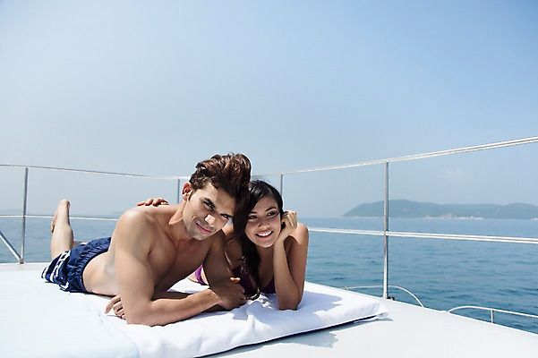포토 JPG 주간 전신 외국인 해외기획촬영 커플 계절 여자 남자 수영복 행복 여유 엎드리기 바다 2013년태국 여행 포즈 요트 난간 하늘 휴가 휴식 함께함 사랑 미소 웃음 사람 동양인 상반신 20대 성인 해변 야외 두명 여름 여름휴가 바캉스 비키니 선박 청년만 성인만 국내포토 자연요소 옷 감정 컨셉 수상교통 배_교통 관계 모션 표정 인종 청년 파일형식 여름_계절