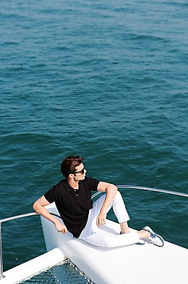 포토 JPG 주간 전신 외국인 해외기획촬영 계절 남자 바다 2013년태국 여행 요트 난간 휴가 휴식 한명 사람 앉기 동양인 20대 성인 해변 야외 여름 여름휴가 바캉스 선글라스 선박 청년만 청년남자만 청년남자한명만 성인남자한명만 국내포토 자연요소 1 안경 컨셉 수상교통 배_교통 모션 인종 청년 남자만 남자한명만 성인남자만 성인만 파일형식 여름_계절