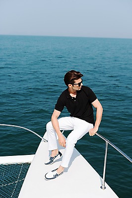 포토 JPG 주간 전신 외국인 해외기획촬영 계절 남자 바다 2013년태국 여행 요트 난간 휴가 휴식 한명 사람 앉기 동양인 20대 성인 해변 야외 여름 여름휴가 바캉스 선글라스 선박 청년만 청년남자만 청년남자한명만 성인남자한명만 국내포토 자연요소 1 안경 컨셉 수상교통 배_교통 모션 인종 청년 남자만 남자한명만 성인남자만 성인만 파일형식 여름_계절