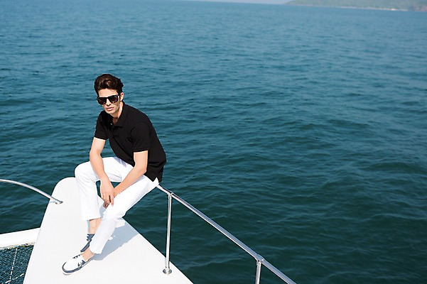 포토 JPG 주간 전신 외국인 해외기획촬영 계절 남자 바다 2013년태국 여행 요트 난간 휴가 휴식 한명 사람 앉기 동양인 20대 성인 해변 야외 여름 여름휴가 바캉스 선글라스 선박 청년만 청년남자만 청년남자한명만 성인남자한명만 국내포토 자연요소 1 안경 컨셉 수상교통 배_교통 모션 인종 청년 남자만 남자한명만 성인남자만 성인만 파일형식 여름_계절