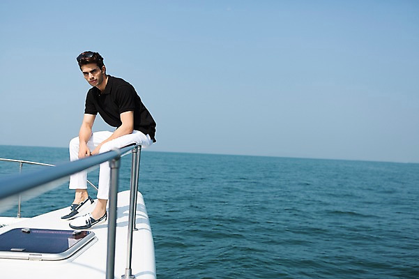 포토 JPG 주간 전신 외국인 해외기획촬영 계절 남자 바다 2013년태국 여행 요트 난간 하늘 휴가 휴식 한명 사람 앉기 동양인 20대 성인 해변 야외 아웃포커스 여름 여름휴가 바캉스 선글라스 선박 청년만 청년남자만 청년남자한명만 성인남자한명만 국내포토 자연요소 1 안경 컨셉 수상교통 배_교통 모션 촬영기법 인종 청년 남자만 남자한명만 성인남자만 성인만 파일형식 여름_계절