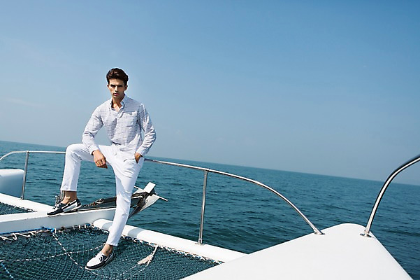 포토 JPG 주간 전신 외국인 해외기획촬영 계절 남자 바다 2013년태국 여행 요트 난간 하늘 휴가 휴식 한명 사람 앉기 동양인 20대 성인 해변 야외 아웃포커스 여름 여름휴가 바캉스 주머니손 선박 청년만 청년남자만 청년남자한명만 성인남자한명만 국내포토 자연요소 1 컨셉 수상교통 배_교통 모션 촬영기법 인종 청년 남자만 남자한명만 성인남자만 성인만 파일형식 여름_계절