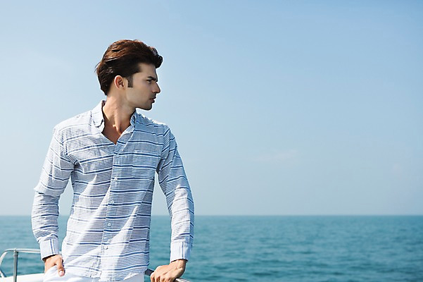 포토 JPG 주간 외국인 해외기획촬영 계절 남자 바다 2013년태국 여행 요트 난간 하늘 휴가 휴식 한명 사람 동양인 상반신 20대 성인 해변 야외 앞모습 아웃포커스 여름 여름휴가 바캉스 기댐 주머니손 선박 청년만 청년남자만 청년남자한명만 성인남자한명만 국내포토 자연요소 1 뷰포인트 컨셉 수상교통 배_교통 모션 촬영기법 인종 청년 남자만 남자한명만 성인남자만 성인만 파일형식 여름_계절