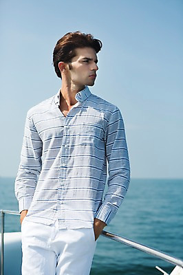 포토 JPG 주간 외국인 해외기획촬영 계절 남자 바다 2013년태국 여행 요트 난간 하늘 휴가 휴식 한명 서기 사람 동양인 상반신 20대 성인 해변 야외 아웃포커스 여름 여름휴가 바캉스 기댐 주머니손 선박 청년만 청년남자만 청년남자한명만 성인남자한명만 국내포토 자연요소 1 컨셉 수상교통 배_교통 모션 촬영기법 인종 청년 남자만 남자한명만 성인남자만 성인만 파일형식 여름_계절