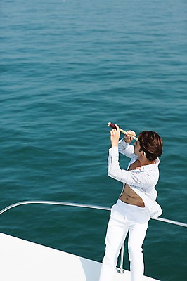 포토 JPG 주간 외국인 해외기획촬영 계절 남자 바다 2013년태국 여행 요트 난간 휴가 휴식 한명 들기 사람 앉기 동양인 20대 성인 해변 야외 여름 여름휴가 바캉스 망원경 일안경 관찰 관측 선박 청년만 청년남자만 청년남자한명만 성인남자한명만 국내포토 자연요소 1 컨셉 수상교통 배_교통 모션 인종 청년 남자만 남자한명만 성인남자만 성인만 파일형식 여름_계절