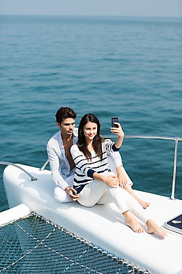 포토 JPG 주간 전신 외국인 해외기획촬영 커플 계절 여자 남자 행복 여유 바다 2013년태국 여행 포즈 요트 난간 휴가 휴식 함께함 사랑 미소 웃음 들기 사람 앉기 동양인 20대 성인 해변 야외 두명 여름 여름휴가 바캉스 스마트폰 사진촬영 셀프카메라 전화기 통화 선박 청년만 성인만 국내포토 자연요소 감정 컨셉 수상교통 배_교통 관계 모션 표정 인종 청년 핸드폰 스마트기기 촬영 파일형식 여름_계절