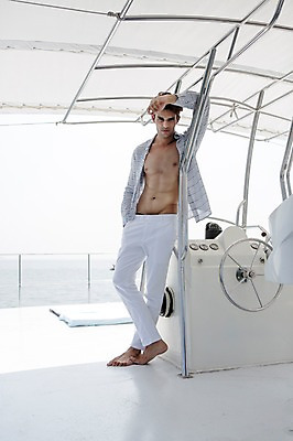 포토 JPG 주간 전신 외국인 해외기획촬영 계절 남자 바다 2013년태국 여행 포즈 요트 모션 열쇠 휴가 휴식 한명 서기 사람 동양인 20대 성인 해변 야외 여름 여름휴가 바캉스 키_배핸들 선박 청년만 청년남자만 청년남자한명만 성인남자한명만 국내포토 자연요소 1 컨셉 수상교통 배_교통 인종 청년 핸들 남자만 남자한명만 성인남자만 성인만 파일형식 여름_계절