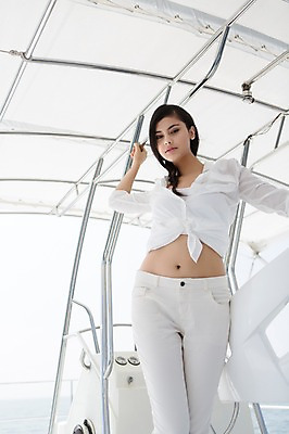 포토 JPG 주간 외국인 해외기획촬영 계절 여자 2013년태국 여행 요트 휴가 휴식 한명 서기 사람 동양인 상반신 20대 성인 야외 앞모습 여름 여름휴가 바캉스 마린룩 선박 청년만 청년여자만 청년여자한명만 성인여자한명만 국내포토 자연요소 1 옷 뷰포인트 컨셉 수상교통 모션 인종 청년 배 여자만 여자한명만 성인여자만 성인만 파일형식 여름_계절