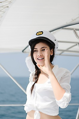 포토 JPG 주간 외국인 해외기획촬영 모자 계절 여자 바다 2013년태국 여행 요트 휴가 휴식 한명 미소 웃음 사람 동양인 손짓 상반신 20대 성인 해변 야외 여름 여름휴가 바캉스 마린룩 선박 청년만 청년여자만 청년여자한명만 성인여자한명만 국내포토 자연요소 1 잡화 옷 컨셉 수상교통 모션 표정 인종 청년 배 여자만 여자한명만 성인여자만 성인만 파일형식 여름_계절