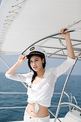 포토 JPG 주간 외국인 해외기획촬영 모자 계절 여자 바다 2013년태국 여행 요트 휴가 휴식 한명 서기 사람 동양인 상반신 20대 성인 해변 야외 여름 여름휴가 바캉스 마린룩 선박 청년만 청년여자만 청년여자한명만 성인여자한명만 국내포토 자연요소 1 잡화 옷 컨셉 수상교통 모션 인종 청년 배 여자만 여자한명만 성인여자만 성인만 파일형식 여름_계절