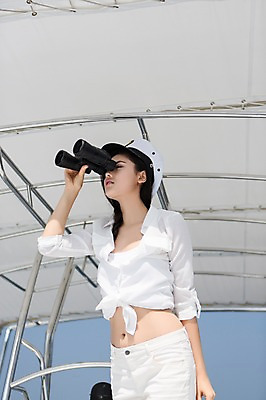 포토 JPG 주간 외국인 해외기획촬영 모자 계절 여자 2013년태국 여행 요트 휴가 휴식 한명 서기 들기 사람 동양인 상반신 20대 성인 야외 여름 여름휴가 바캉스 쌍안경 망원경 관찰 관측 마린룩 선박 청년만 청년여자만 청년여자한명만 성인여자한명만 국내포토 자연요소 1 잡화 옷 컨셉 수상교통 모션 인종 청년 배 여자만 여자한명만 성인여자만 성인만 파일형식 여름_계절