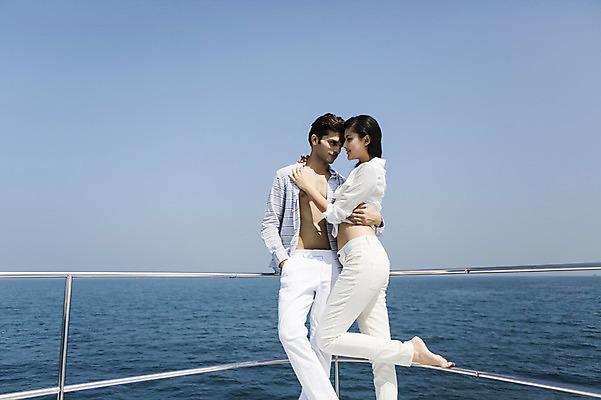 포토 JPG 주간 외국인 해외기획촬영 커플 계절 여자 남자 행복 여유 바다 2013년태국 여행 포즈 요트 난간 안기 하늘 휴가 휴식 함께함 사랑 서기 미소 웃음 사람 동양인 상반신 20대 성인 해변 야외 두명 앞모습 옆모습 여름 여름휴가 바캉스 마주보기 주머니손 선박 청년만 성인만 국내포토 자연요소 감정 뷰포인트 컨셉 수상교통 배_교통 관계 모션 표정 인종 청년 파일형식 여름_계절