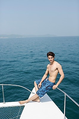 포토 JPG 주간 전신 외국인 해외기획촬영 계절 남자 수영복 바다 2013년태국 여행 포즈 요트 난간 모션 휴가 휴식 한명 사람 앉기 동양인 20대 성인 해변 야외 옆모습 여름 여름휴가 바캉스 선박 청년만 청년남자만 청년남자한명만 성인남자한명만 국내포토 자연요소 1 옷 뷰포인트 컨셉 수상교통 배_교통 인종 청년 남자만 남자한명만 성인남자만 성인만 파일형식 여름_계절