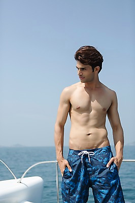 포토 JPG 주간 외국인 해외기획촬영 계절 남자 수영복 바다 2013년태국 여행 포즈 요트 난간 모션 하늘 휴가 휴식 한명 서기 사람 동양인 상반신 20대 성인 해변 야외 앞모습 여름 여름휴가 바캉스 주머니손 선박 청년만 청년남자만 청년남자한명만 성인남자한명만 국내포토 자연요소 1 옷 뷰포인트 컨셉 수상교통 배_교통 인종 청년 남자만 남자한명만 성인남자만 성인만 파일형식 여름_계절