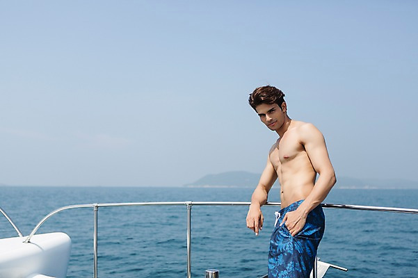 포토 JPG 주간 외국인 해외기획촬영 계절 남자 수영복 바다 2013년태국 여행 포즈 요트 난간 모션 하늘 휴가 휴식 한명 서기 미소 웃음 사람 동양인 상반신 20대 성인 해변 야외 옆모습 여름 여름휴가 바캉스 주머니손 선박 청년만 청년남자만 청년남자한명만 성인남자한명만 국내포토 자연요소 1 옷 뷰포인트 컨셉 수상교통 배_교통 표정 인종 청년 남자만 남자한명만 성인남자만 성인만 파일형식 여름_계절