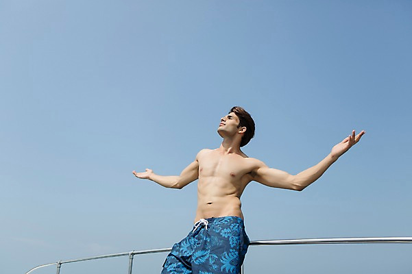 포토 JPG 주간 외국인 해외기획촬영 계절 남자 수영복 2013년태국 여행 포즈 요트 난간 모션 하늘 팔벌리기 휴가 휴식 한명 사람 동양인 상반신 20대 성인 야외 여름 여름휴가 바캉스 청년만 청년남자만 청년남자한명만 성인남자한명만 국내포토 자연요소 1 옷 컨셉 배_교통 인종 청년 남자만 남자한명만 성인남자만 성인만 파일형식 여름_계절
