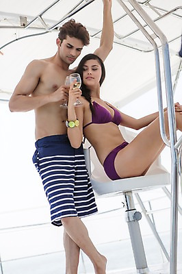 포토 JPG 주간 외국인 해외기획촬영 커플 계절 여자 남자 수영복 행복 여유 2013년태국 여행 요트 팔찌 휴가 휴식 잔 함께함 사랑 서기 들기 사람 앉기 동양인 상반신 20대 성인 야외 두명 옆모습 여름 여름휴가 바캉스 비키니 샴페인 건배 선박 청년만 성인만 국내포토 자연요소 식기 옷 감정 뷰포인트 컨셉 수상교통 배_교통 장신구 관계 모션 주류 인종 청년 파일형식 여름_계절