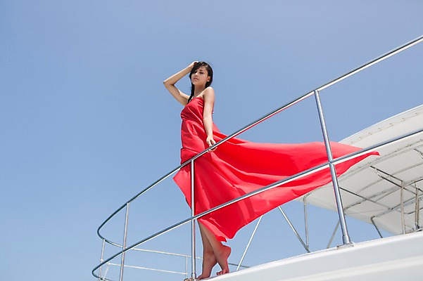 포토 JPG 주간 전신 외국인 해외기획촬영 드레스 계절 원피스 여자 2013년태국 로우앵글 여행 포즈 요트 난간 하늘 휴가 휴식 한명 서기 사람 동양인 20대 성인 야외 여름 여름휴가 바캉스 선박 청년만 청년여자만 청년여자한명만 성인여자한명만 국내포토 자연요소 1 옷 뷰포인트 컨셉 수상교통 배_교통 모션 인종 청년 여자만 여자한명만 성인여자만 성인만 파일형식 여름_계절