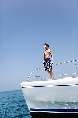 포토 JPG 주간 전신 외국인 해외기획촬영 계절 남자 수영복 바다 2013년태국 여행 포즈 요트 난간 모션 하늘 휴가 휴식 한명 서기 사람 동양인 20대 성인 해변 야외 여름 여름휴가 바캉스 주머니손 선박 청년만 청년남자만 청년남자한명만 성인남자한명만 국내포토 자연요소 1 옷 컨셉 수상교통 배_교통 인종 청년 남자만 남자한명만 성인남자만 성인만 파일형식 여름_계절