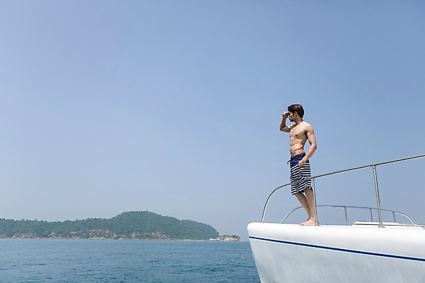 포토 JPG 주간 전신 외국인 해외기획촬영 계절 남자 수영복 바다 2013년태국 여행 포즈 요트 난간 모션 하늘 휴가 휴식 한명 서기 사람 동양인 손짓 20대 성인 해변 야외 옆모습 여름 여름휴가 바캉스 주머니손 선박 청년만 청년남자만 청년남자한명만 성인남자한명만 국내포토 자연요소 1 옷 뷰포인트 컨셉 수상교통 배_교통 인종 청년 남자만 남자한명만 성인남자만 성인만 파일형식 여름_계절