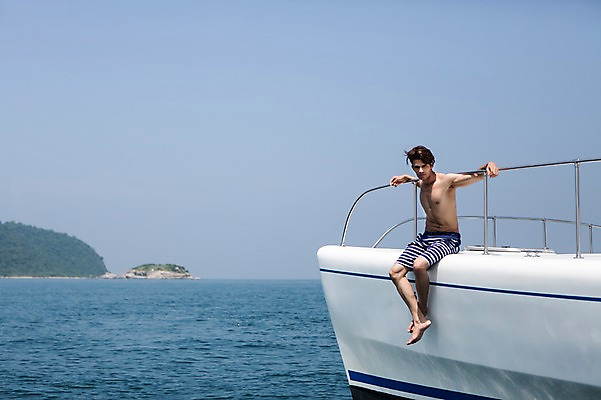 포토 JPG 주간 전신 외국인 해외기획촬영 계절 남자 수영복 바다 2013년태국 여행 포즈 요트 난간 모션 하늘 휴가 휴식 한명 사람 앉기 동양인 20대 성인 해변 야외 여름 여름휴가 바캉스 선박 청년만 청년남자만 청년남자한명만 성인남자한명만 국내포토 자연요소 1 옷 컨셉 수상교통 배_교통 인종 청년 남자만 남자한명만 성인남자만 성인만 파일형식 여름_계절