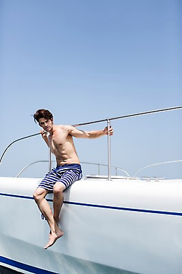 포토 JPG 주간 전신 외국인 해외기획촬영 계절 남자 수영복 2013년태국 여행 포즈 요트 난간 모션 하늘 휴가 휴식 한명 사람 앉기 동양인 20대 성인 야외 여름 여름휴가 바캉스 선박 청년만 청년남자만 청년남자한명만 성인남자한명만 국내포토 자연요소 1 옷 컨셉 수상교통 배_교통 인종 청년 남자만 남자한명만 성인남자만 성인만 파일형식 여름_계절