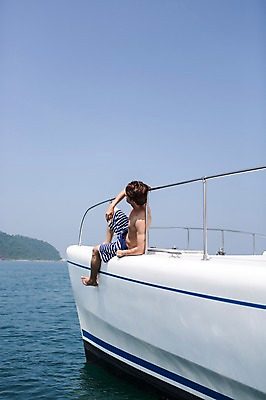 포토 JPG 주간 전신 외국인 해외기획촬영 계절 남자 수영복 바다 2013년태국 여행 포즈 요트 난간 모션 하늘 휴가 휴식 한명 사람 앉기 동양인 20대 성인 해변 야외 여름 여름휴가 바캉스 선박 청년만 청년남자만 청년남자한명만 성인남자한명만 국내포토 자연요소 1 옷 컨셉 수상교통 배_교통 인종 청년 남자만 남자한명만 성인남자만 성인만 파일형식 여름_계절