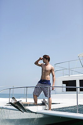 포토 JPG 주간 외국인 해외기획촬영 계절 남자 수영복 바다 2013년태국 여행 포즈 요트 모션 하늘 휴가 휴식 한명 서기 사람 동양인 20대 성인 해변 야외 여름 여름휴가 바캉스 선박 청년만 청년남자만 청년남자한명만 성인남자한명만 국내포토 자연요소 1 옷 컨셉 수상교통 배_교통 인종 청년 남자만 남자한명만 성인남자만 성인만 파일형식 여름_계절