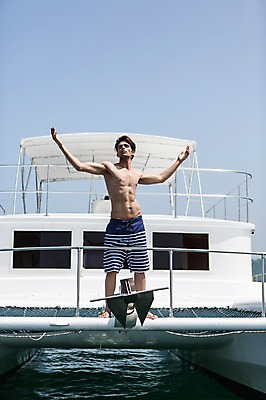 포토 JPG 주간 전신 외국인 해외기획촬영 계절 남자 수영복 바다 2013년태국 여행 포즈 요트 모션 하늘 팔벌리기 휴가 휴식 한명 서기 사람 동양인 20대 성인 해변 야외 앞모습 여름 여름휴가 바캉스 선박 청년만 청년남자만 청년남자한명만 성인남자한명만 국내포토 자연요소 1 옷 뷰포인트 컨셉 수상교통 배_교통 인종 청년 남자만 남자한명만 성인남자만 성인만 파일형식 여름_계절