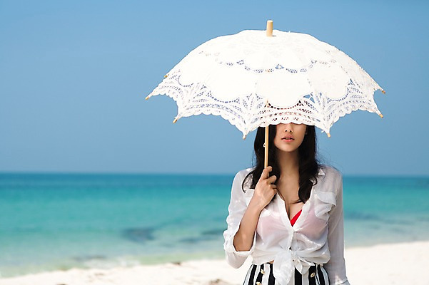 포토 JPG 주간 외국인 해외기획촬영 계절 여자 바다 2013년태국 여행 하늘 휴가 휴식 한명 들기 사람 동양인 상반신 20대 성인 해변 야외 앞모습 아웃포커스 여름 여름휴가 바캉스 양산 청년만 청년여자만 청년여자한명만 성인여자한명만 국내포토 자연요소 1 뷰포인트 컨셉 모션 촬영기법 인종 청년 여자만 여자한명만 성인여자만 성인만 파일형식 여름_계절