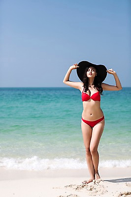 포토 JPG 주간 전신 외국인 해외기획촬영 모자 계절 여자 수영복 바다 2013년태국 여행 포즈 하늘 휴가 휴식 한명 서기 사람 동양인 20대 성인 해변 야외 앞모습 여름 여름휴가 바캉스 비키니 섹시 눈감음 청년만 청년여자만 청년여자한명만 성인여자한명만 국내포토 자연요소 1 잡화 옷 뷰포인트 컨셉 모션 인종 청년 여자만 여자한명만 성인여자만 성인만 파일형식 여름_계절