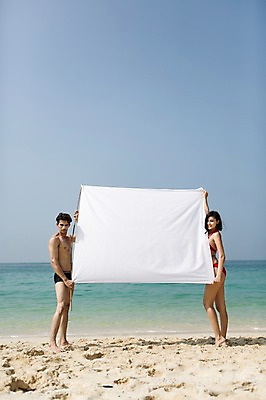 포토 JPG 주간 전신 외국인 해외기획촬영 커플 계절 여자 남자 수영복 행복 여유 모래 바다 2013년태국 여행 하늘 휴가 휴식 함께함 사랑 서기 미소 웃음 들기 사람 동양인 20대 성인 해변 야외 두명 옆모습 여름 여름휴가 바캉스 비키니 모래사장 깃발 알림 청년만 성인만 국내포토 자연요소 옷 감정 뷰포인트 컨셉 관계 모션 표정 인종 청년 파일형식 여름_계절