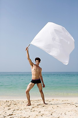 포토 JPG 주간 전신 외국인 해외기획촬영 배너 계절 남자 수영복 모래 바다 2013년태국 여행 포즈 모션 하늘 휴가 휴식 한명 서기 들기 사람 동양인 20대 성인 해변 야외 앞모습 여름 여름휴가 바캉스 깃발 알림 청년만 청년남자만 청년남자한명만 성인남자한명만 국내포토 자연요소 1 옷 뷰포인트 컨셉 인종 청년 남자만 남자한명만 성인남자만 성인만 파일형식 여름_계절