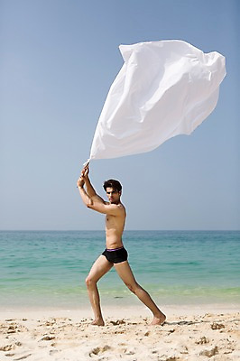 포토 JPG 주간 전신 외국인 해외기획촬영 배너 계절 남자 수영복 모래 바다 2013년태국 여행 포즈 모션 하늘 휴가 휴식 한명 서기 들기 사람 동양인 20대 성인 해변 야외 옆모습 여름 여름휴가 바캉스 깃발 알림 청년만 청년남자만 청년남자한명만 성인남자한명만 국내포토 자연요소 1 옷 뷰포인트 컨셉 인종 청년 남자만 남자한명만 성인남자만 성인만 파일형식 여름_계절