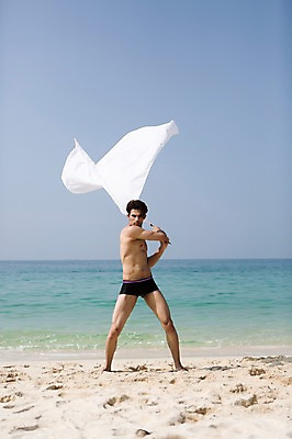 포토 JPG 주간 전신 외국인 해외기획촬영 배너 계절 남자 수영복 모래 바다 2013년태국 여행 포즈 모션 하늘 휴가 휴식 한명 서기 들기 사람 동양인 20대 성인 해변 야외 앞모습 여름 여름휴가 바캉스 깃발 알림 청년만 청년남자만 청년남자한명만 성인남자한명만 국내포토 자연요소 1 옷 뷰포인트 컨셉 인종 청년 남자만 남자한명만 성인남자만 성인만 파일형식 여름_계절