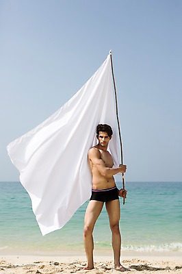 포토 JPG 주간 전신 외국인 해외기획촬영 배너 계절 남자 수영복 모래 바다 2013년태국 여행 포즈 모션 하늘 휴가 휴식 한명 서기 들기 사람 동양인 20대 성인 해변 야외 앞모습 여름 여름휴가 바캉스 깃발 알림 청년만 청년남자만 청년남자한명만 성인남자한명만 국내포토 자연요소 1 옷 뷰포인트 컨셉 인종 청년 남자만 남자한명만 성인남자만 성인만 파일형식 여름_계절